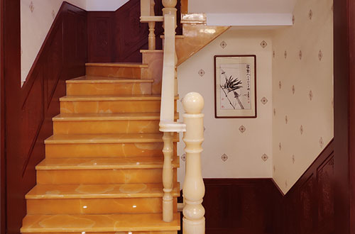城厢中式别墅室内汉白玉石楼梯的定制安装装饰效果