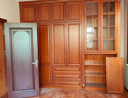 城厢中式家庭装修里定制的实木衣柜效果图